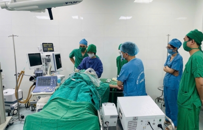 PHẪU THUẬT THÀNH CÔNG  KẾT HỢP XƯƠNG BẰNG NẸP DHS DƯỚI MÀN HÌNH TĂNG SÁNG CHO BỆNH NHÂN 102 TUỔI GÃY LIÊN MẪU CHUYỂN XƯƠNG ĐÙI 